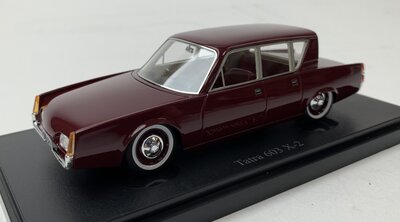 Autocult 1:43 Tatra 603 X/2 Jaarmodel & digitale Jaarboek ( USB) 2024 donkerrood, Limited 333 pcs