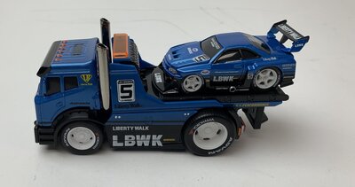 Maisto 1:64 JDM flatbed met Nissan SKYLINE GT-R (R34) Liberty Walk - Muscle Transport model no 14 blauw