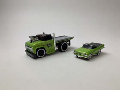 Maisto 1:64 Chevrolet C60 flatbed 1966 met Chevrolet EL Camino 1959 - Muscle Transport model no 7 groen