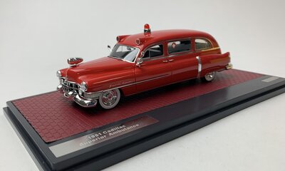 Matrix 1:43 Cadillac Superior Ambulance rood 1951, Limited 120 pcs