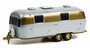 Greenlight 1:64 Airstream Double-Axle 1972 Land Yacht Safari, chrome/gold, Hitched Homes series 12_